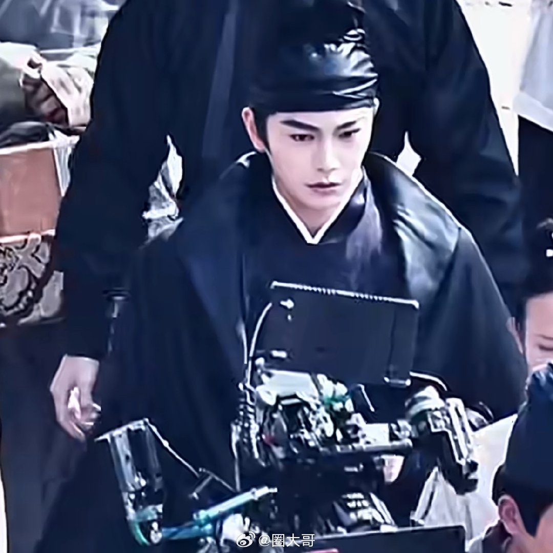 丁禹兮骑马下不来了上一秒还在霸气巡街的丁禹兮，没想到拍完这场戏之后。骑马下不来了