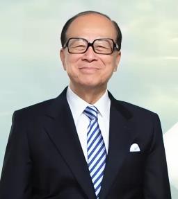 2023年春天的一个工作日早晨，香港中环，长江集团总部大楼前。88岁高龄的李嘉诚