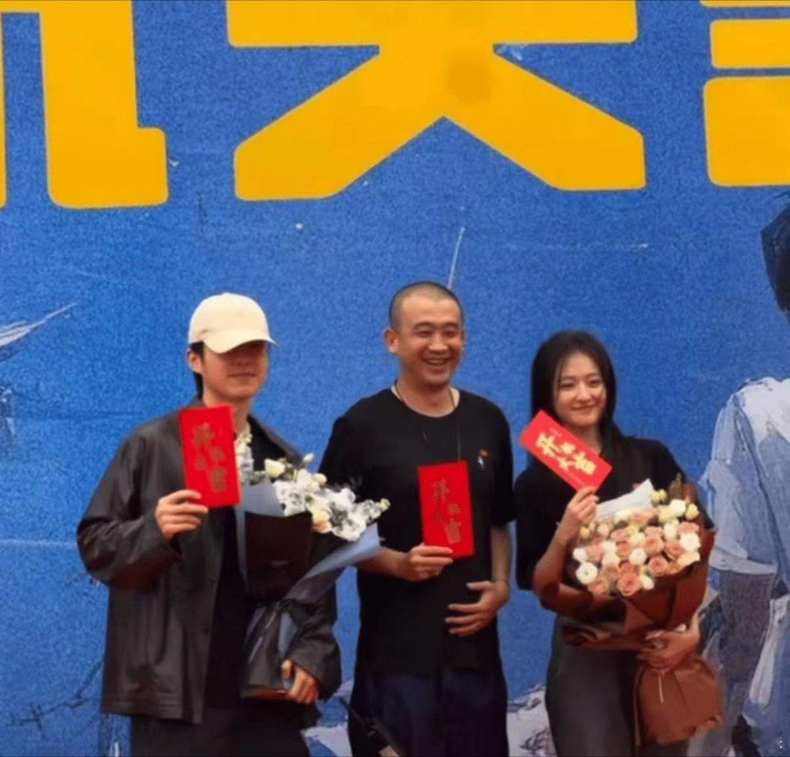 刘昊然李兰迪新剧今日开机刘昊然李兰迪新剧开机合照刘昊然李兰迪新剧今日开机，开机捧