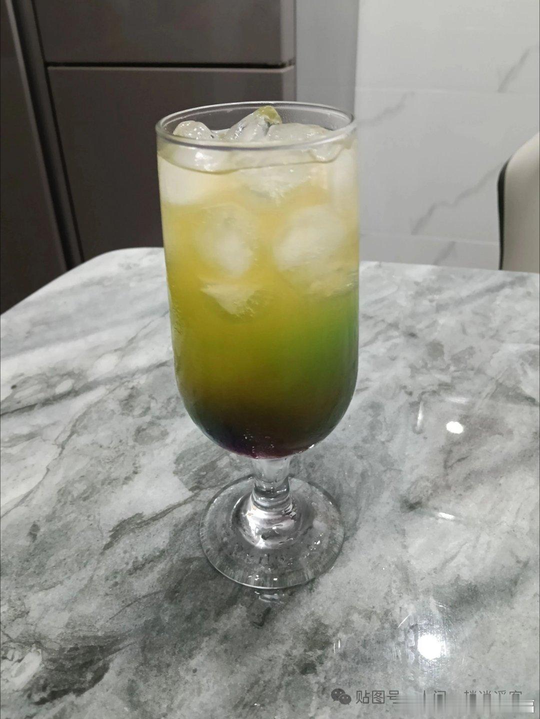 生活手记夜色沉沉，酒入喉间，滚烫的液体漫过心底褶皱。杯盏摇晃，映出半生浮沉，许多