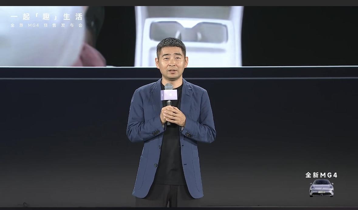 上汽名爵MG4发布会，一款纯电小车：

OPPO 会覆盖上汽所有品牌，名爵全系车