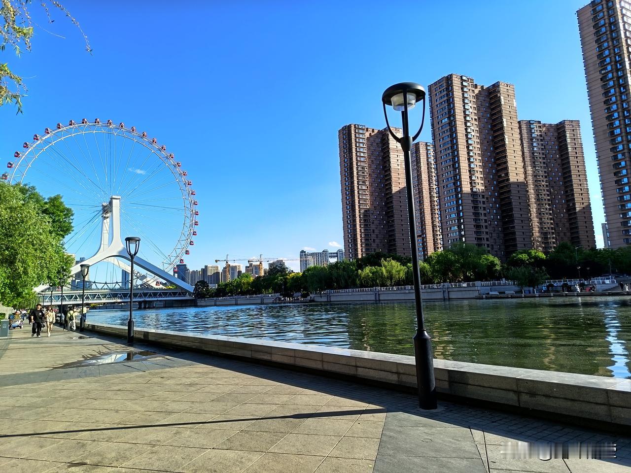 在海河边遇到一位小个子姐姐，一下子让我眼前一亮。

今天闲来无事，跟先生去海河边