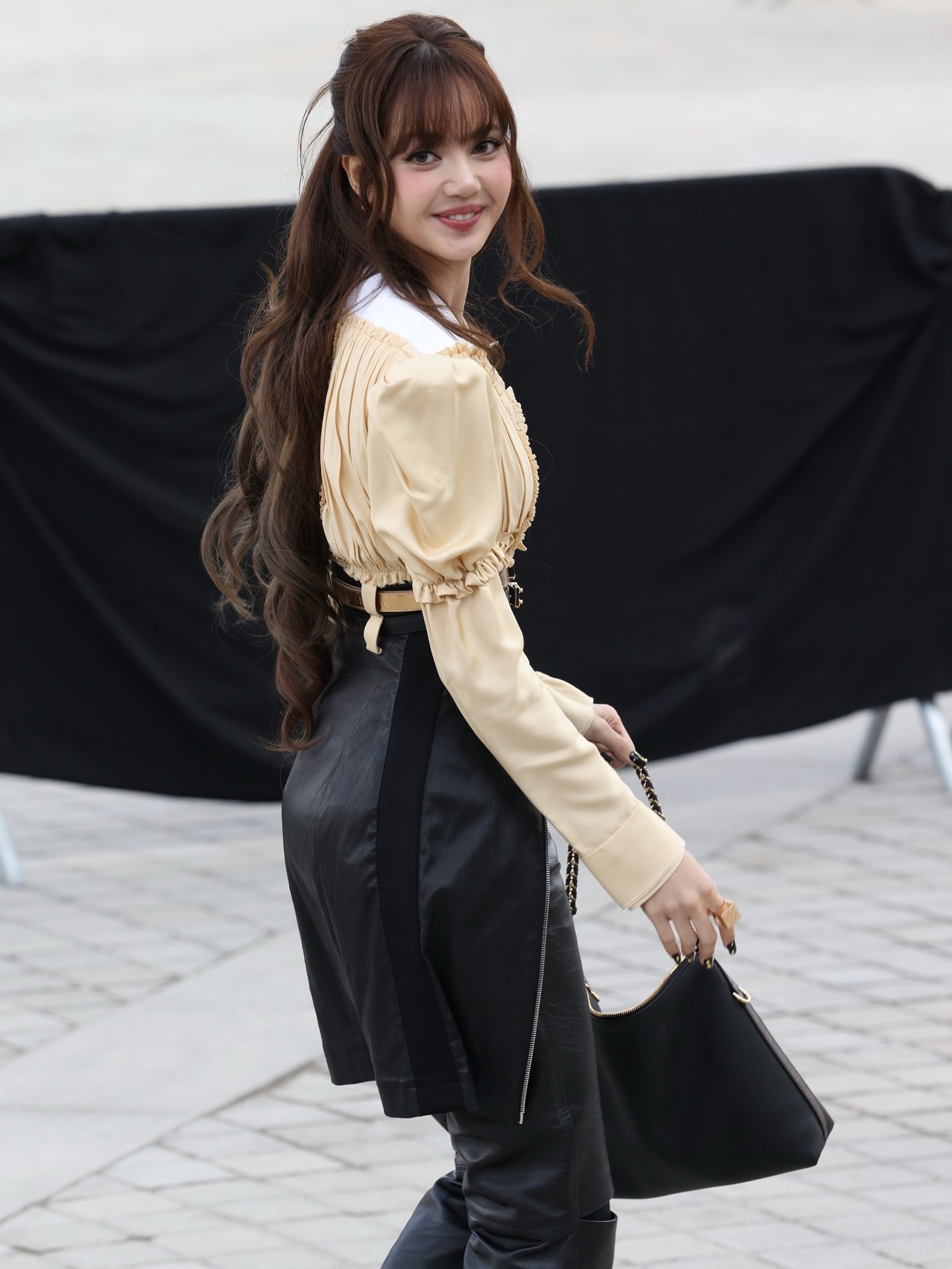 Lisa x Louis Vuitton 今日完全是元气美少女。Lisa 不仅拥