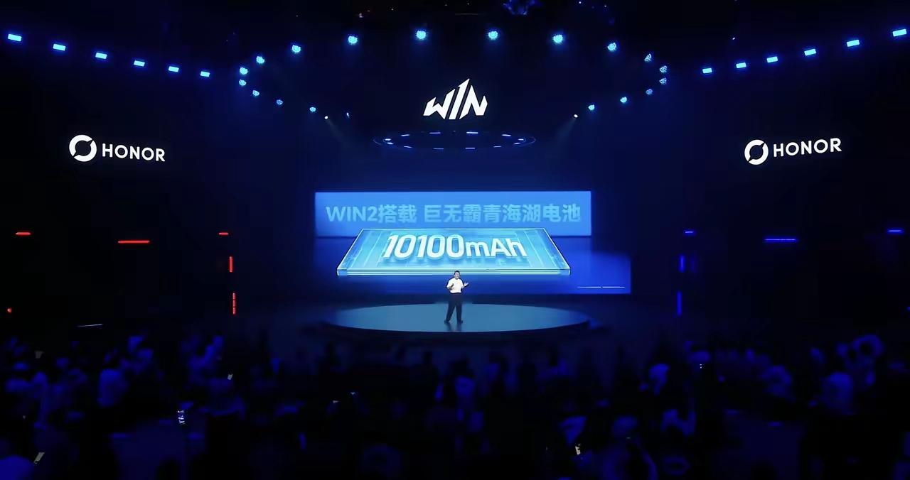 这次荣耀WIN2最让我惊喜的，就是这块10100mAh巨无霸青海湖电池，而且官方