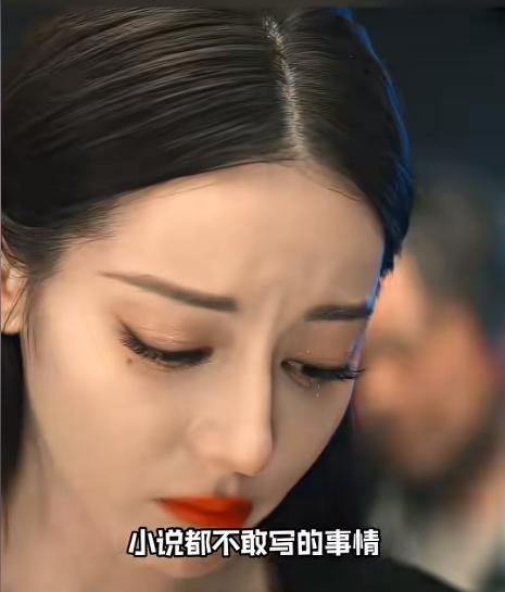 我是真没想到原因会这么离谱
她团队居然给她订的转机航班，然后就这么被困在迪拜机场