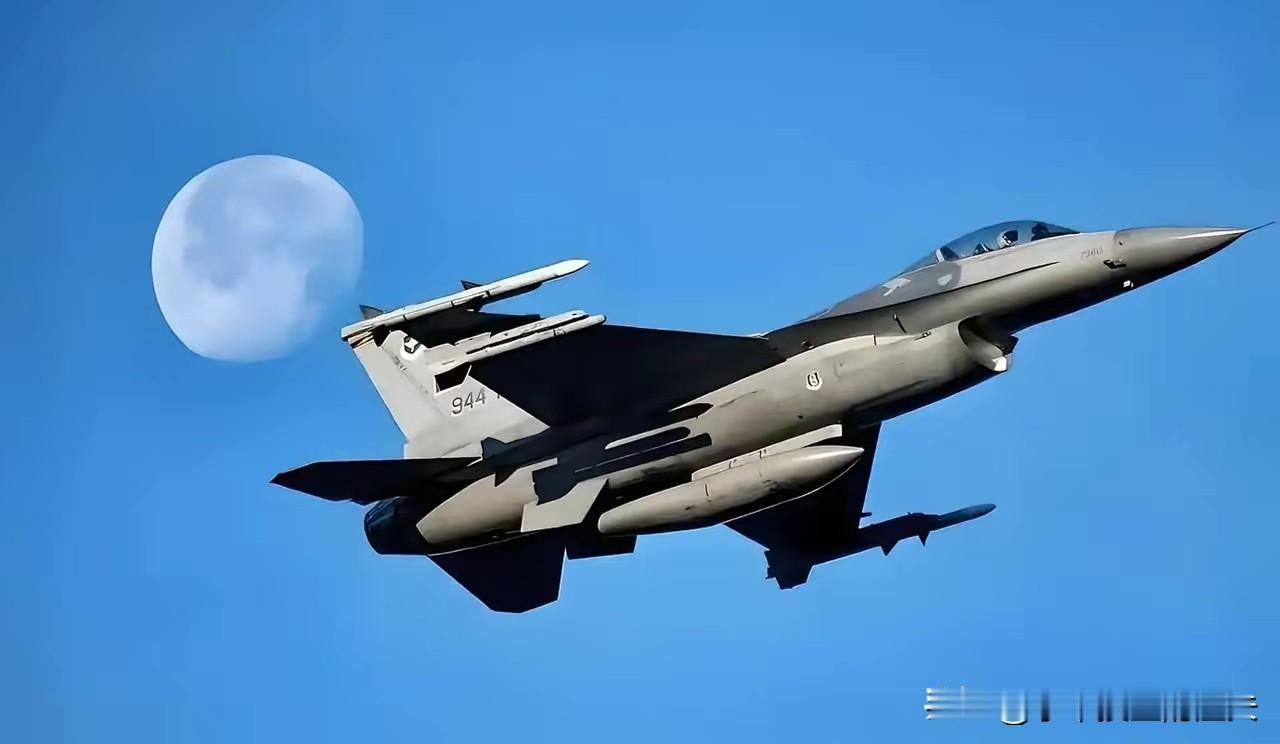 就在刚刚，
​中国台湾空军司令部突然宣布，
​1月22日，针对岛内F-16V战机