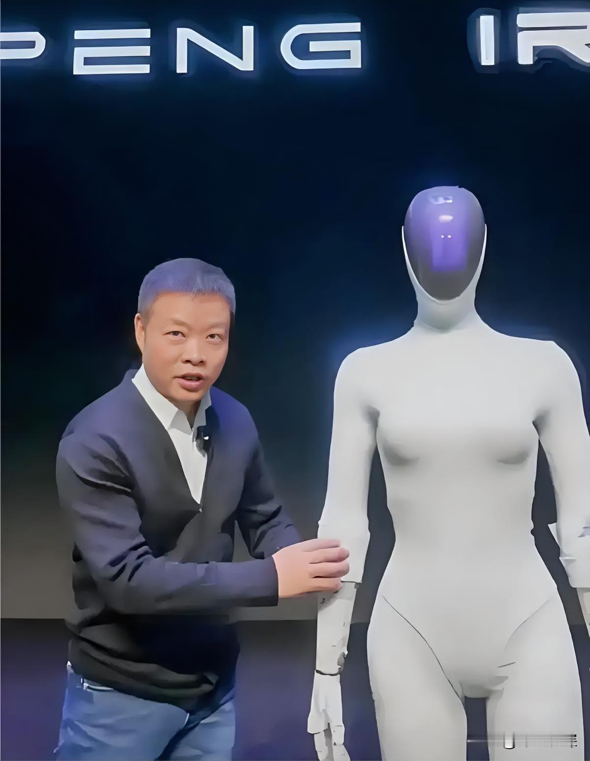 里面藏真人了吗？为回应“IRON机器人内藏真人”的质疑，何小鹏在发布会现场当众剪