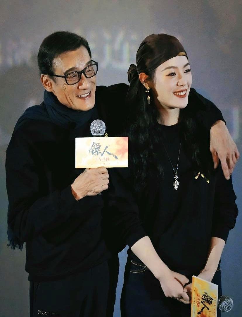 梁家辉一把抓过话筒，盯着那个提问者：“我们没有补拍，我们一直在拍，等她回家。
”