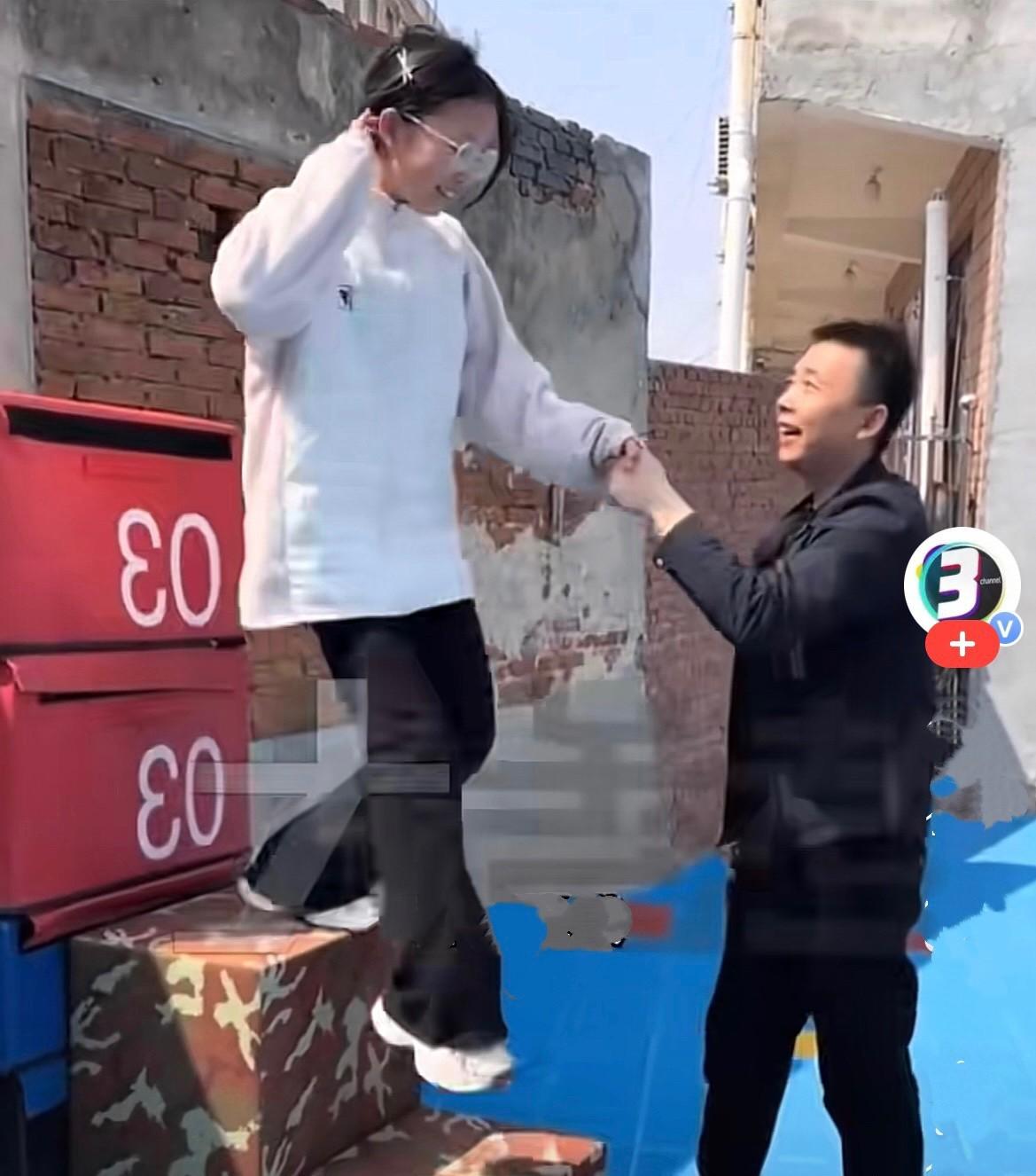 楼梯上校长蹲下了，

女孩们伸手拉他，

结果自己滑了一跤。

这动作看着傻，可