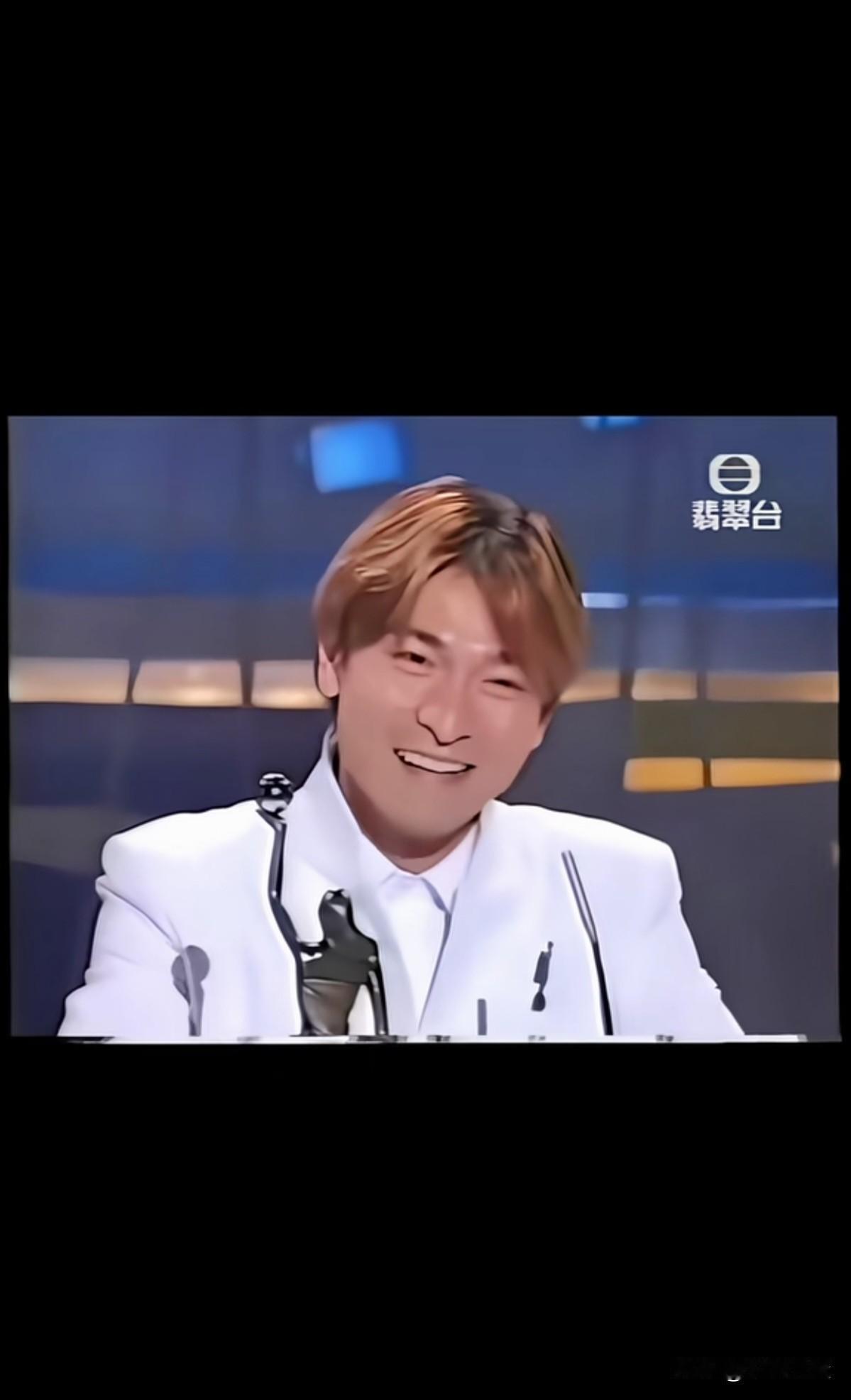 这是2000年4月16日，
第十九届香港电影金像奖颁奖典礼 ，
那时候的刘德华真