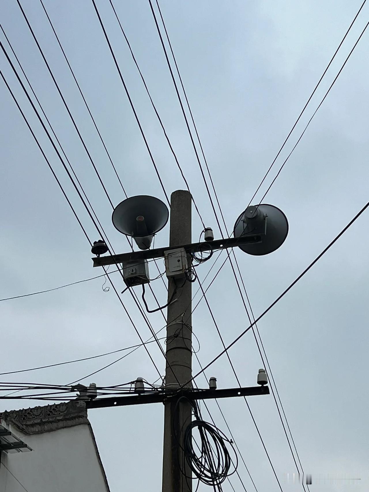 现在村里又安装大喇叭了📣

看到这个感觉好像回到了上世纪八十九十年代。

那个