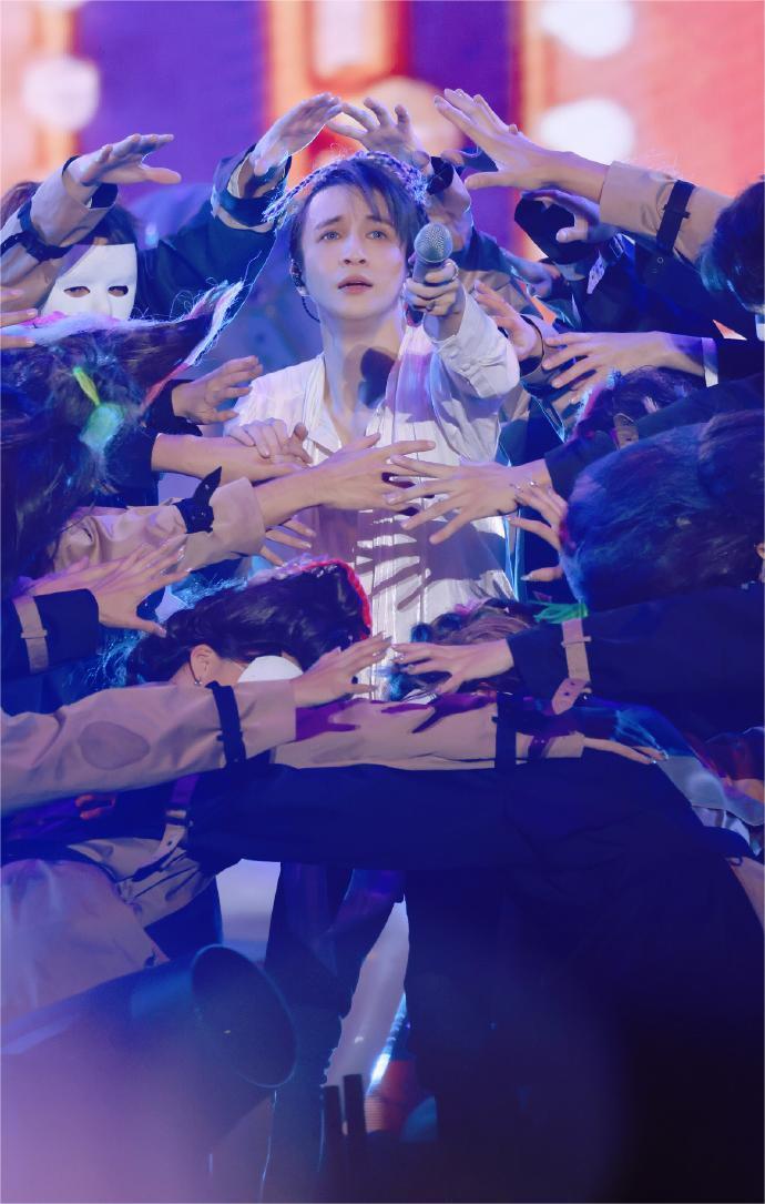 李雨桐大概是真的被气疯了，薛之谦吃其他男歌手醋这样的事也说。

就事论事，说谁就