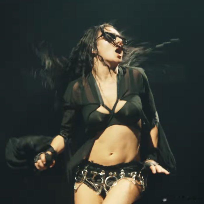 外网盘点今日点赞 Charli XCX新专官宣的艺人：• Charlie Put