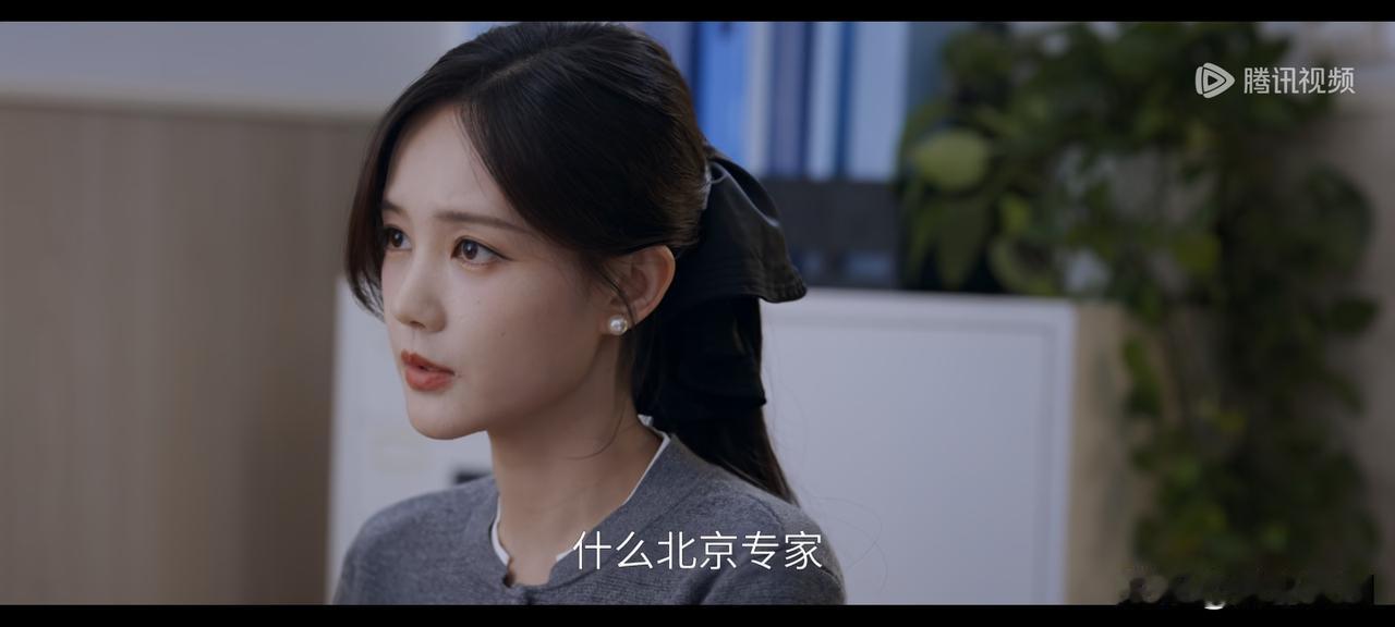 《电视剧美人余》第12集预告：狄立人又找了个北京专家，确定余父在法律上是无民事行