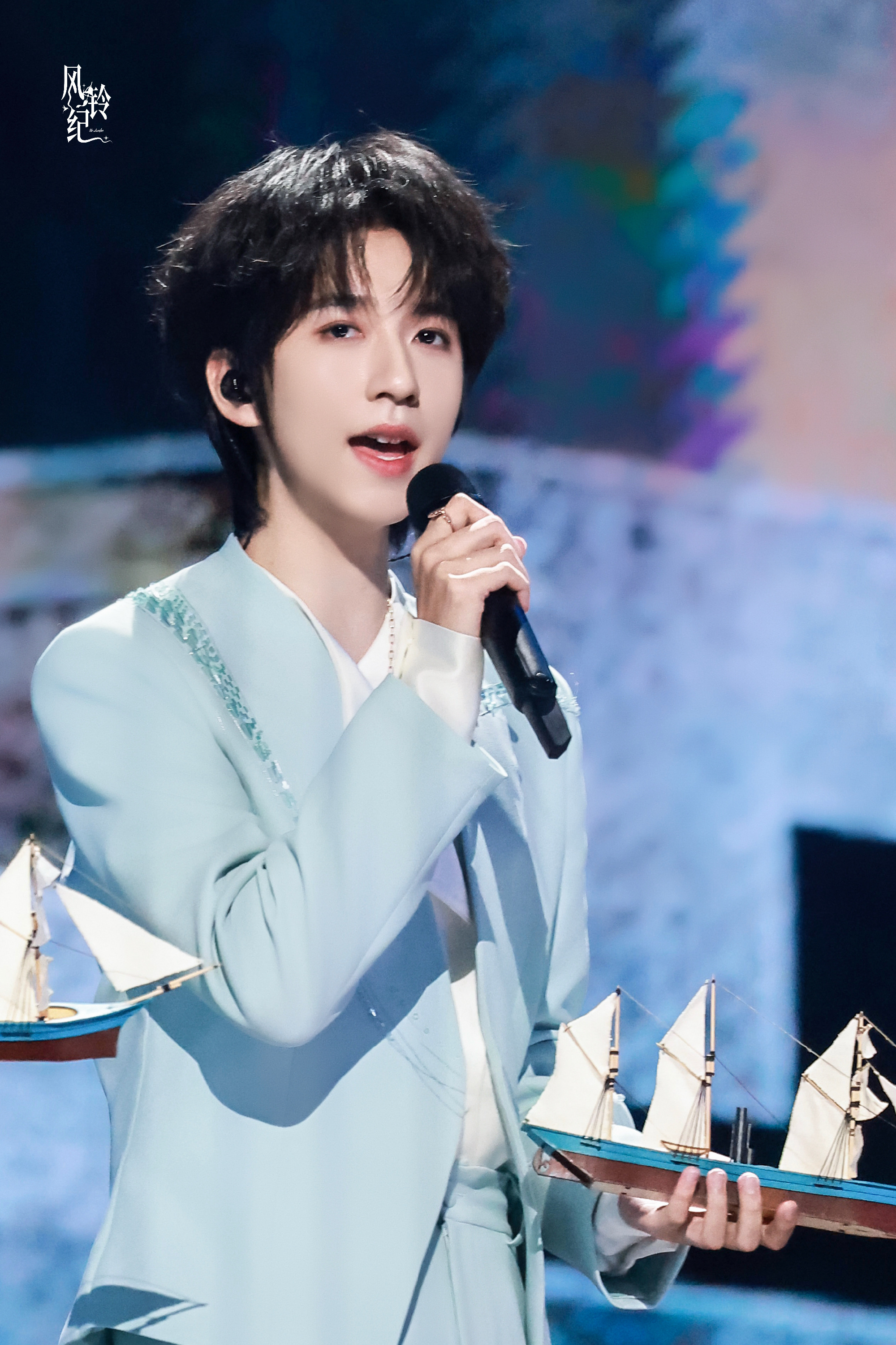 贺峻霖超话星愿池马年添个新装扮残影-时代少年团-贺峻霖[音乐]“也许贺峻霖没办法