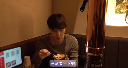 张艺兴也是老吃家啊张艺兴的吃商真的在我之上！烤肉 + 大酱汤 + 炸洋葱配米饭，