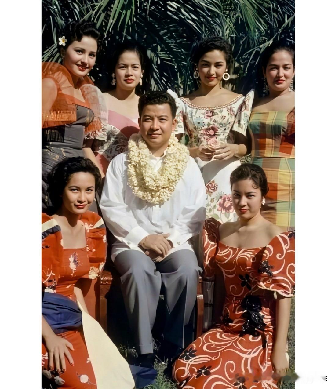 这是1956年柬埔寨国父西哈努克访问菲律宾期间与六位菲律宾女演员留下的一张合影老
