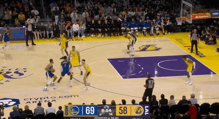 新规之下无解！如今谁还敢碰库里？
在今天NBA揭幕战勇士对阵湖人的第三节比赛中，