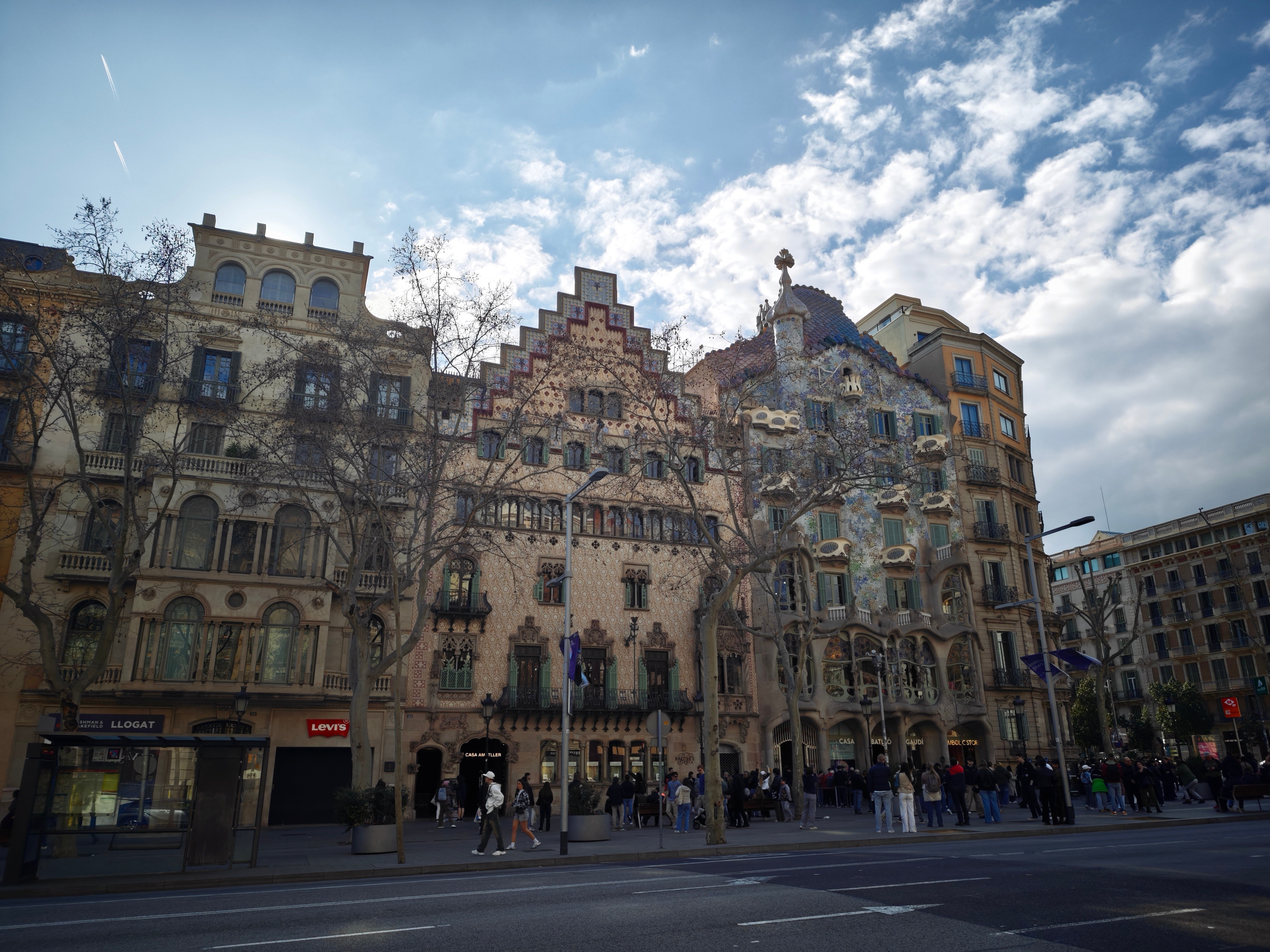 要不是旁边是一堆欧洲牌照的车，我还以为我到了天津佛罗伦萨……在这儿居然看到小米Y