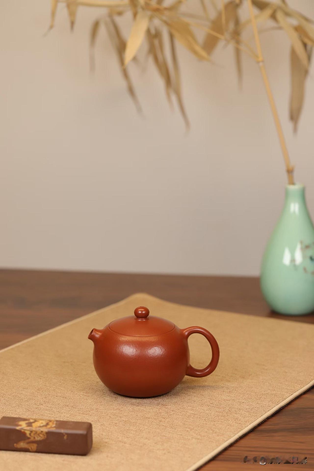 揭秘紫砂“老壶”背后的暴利局
紫砂壶火了这么多年，不仅是茶器，更成了很多人眼里的