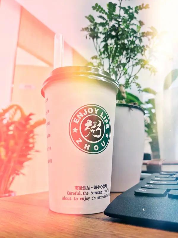 看到“酒里忧愁少”这个上联，一下子就来了兴致。有人对“诗中岁月悠”，这对得妙啊！