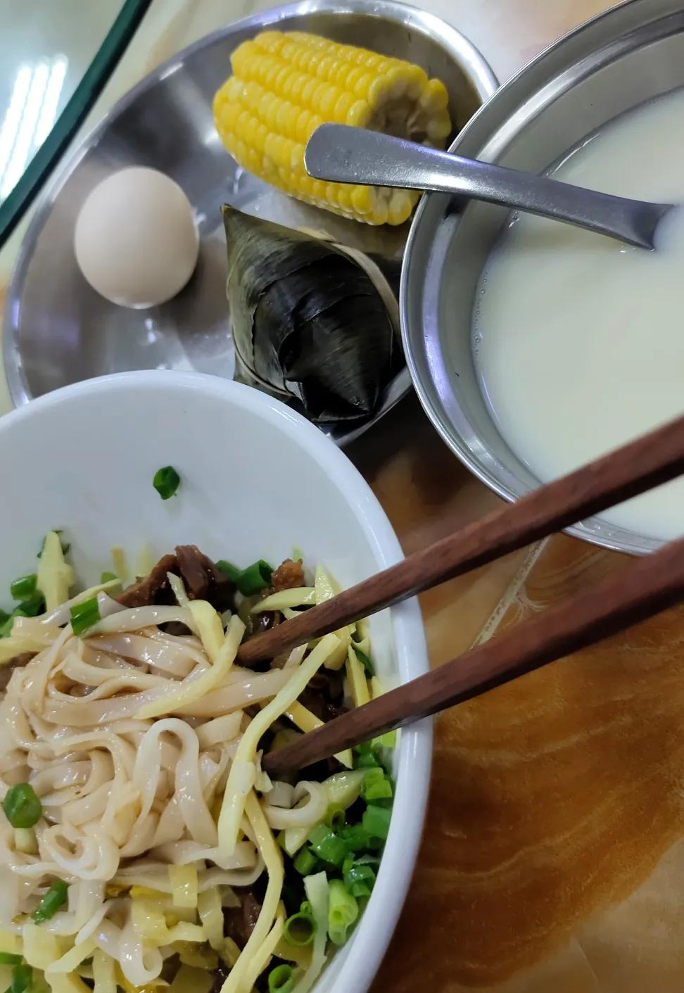 食堂服务员大姐们，很爱说别人的闲话，比如昨天晚餐的时候，她们就议论一位八零年的女