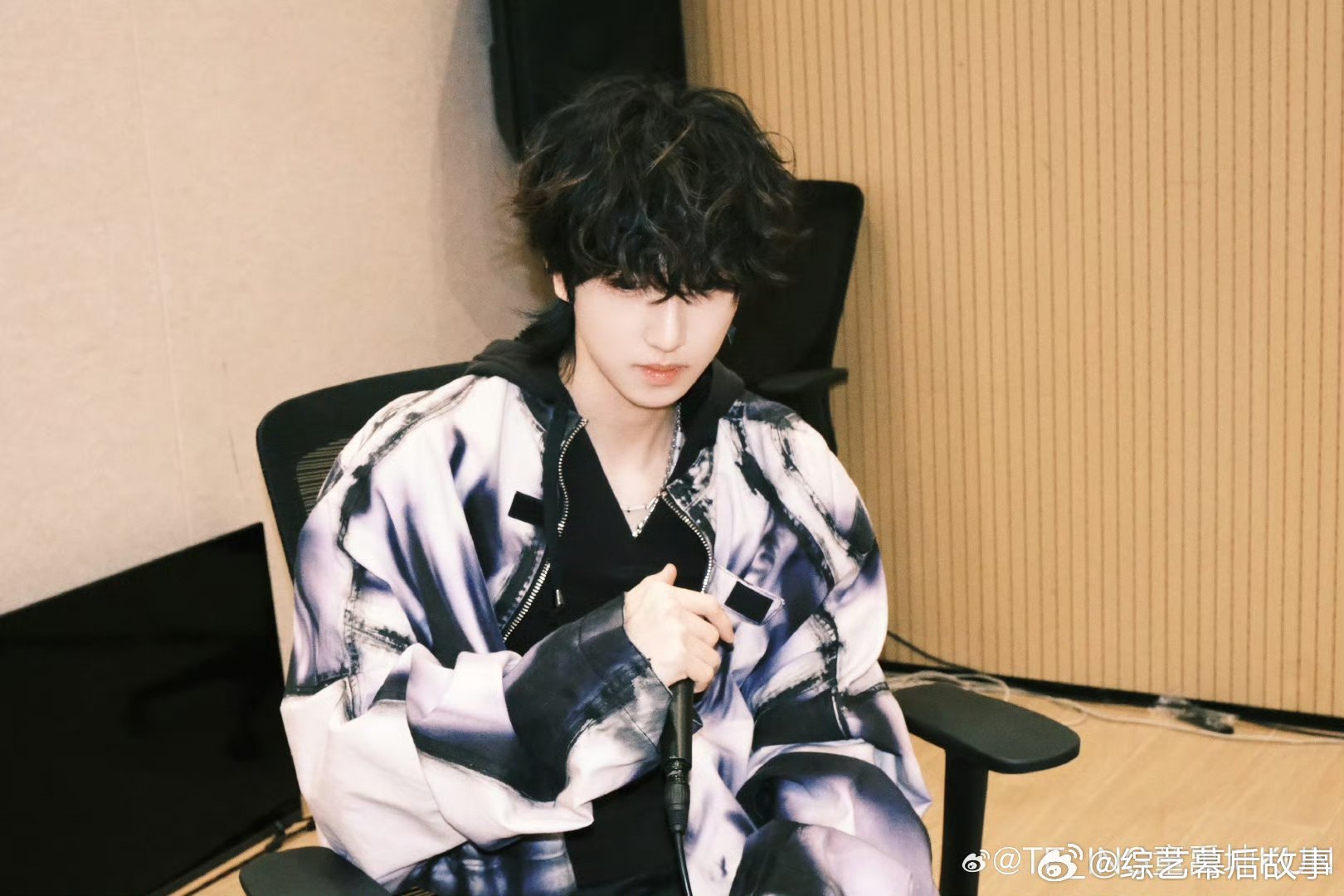 童禹坤给粉丝行王子礼 童禹坤这波操作太圈粉！微博之夜行王子礼宠粉，礼貌又有仪式感