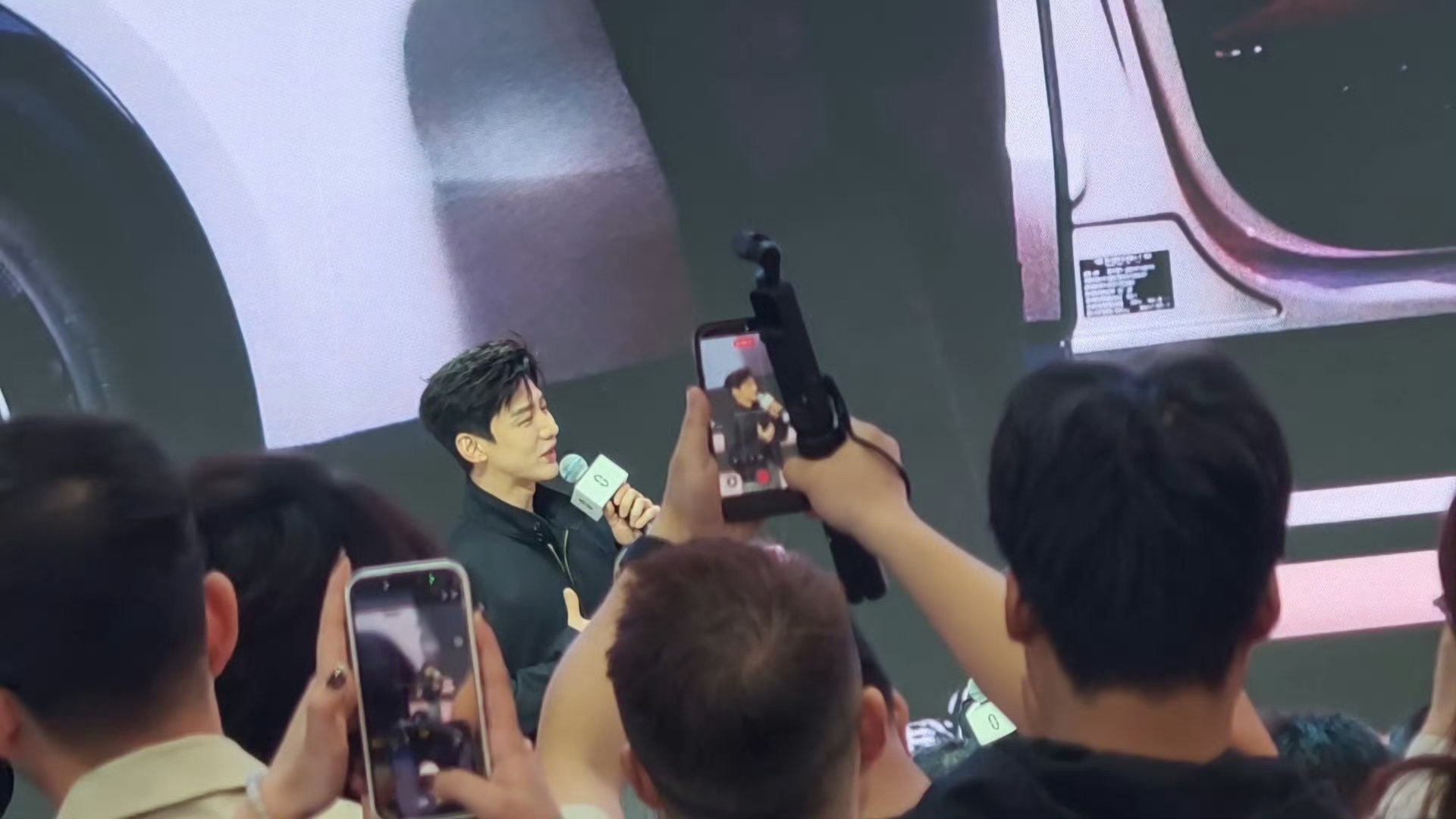 好可惜错过了白敬亭啊。好帅啊！还给车主交车了。羡慕！早知道我上午那个时候一定就过