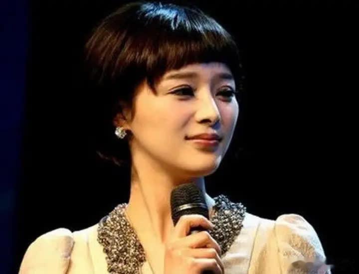 22岁放弃保研进入央视，闪婚嫁大自己12岁的导演陆川，婚后夫妻长期分居，怀孕独自