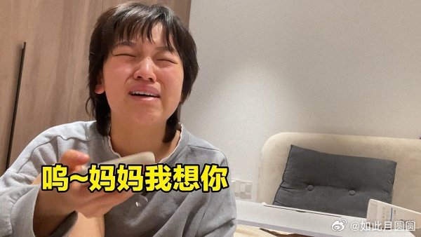 拉宏桑在毕业典礼拍到了人生照片别人精致毕业留念，拉宏桑直接收获搞笑人生照片，画面