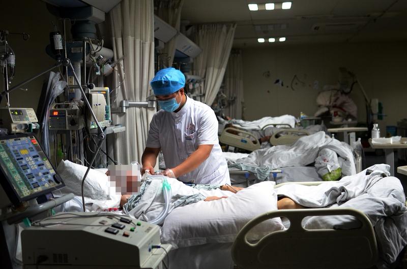 29岁，本是活力满满的年纪，四川的小田却在ICU过了个年。他经营酒吧和桌球吧，日