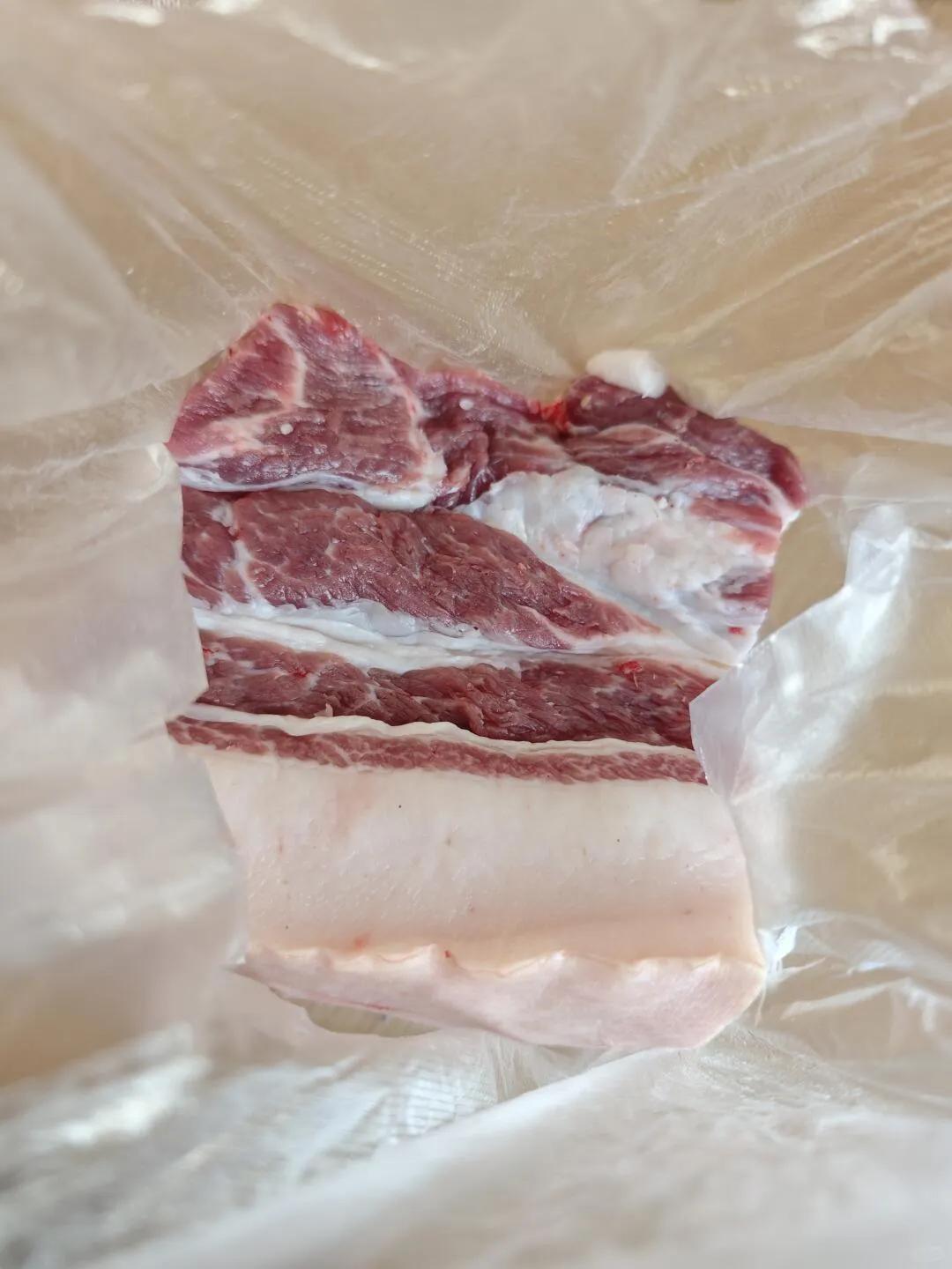 真的是无商不奸，无奸不商啊，今儿上当了
正面看着多好的一块梅花肉呀，背面我去你奶