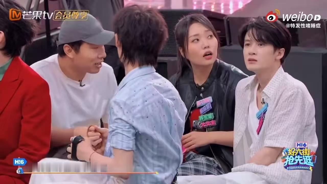 丁程鑫听到徐志胜说都快结婚了的反应 本来轻松的彩排小对话，被徐志胜一句快结婚打破