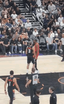 看杜兰特怎么收拾狄龙。
狄龙号称巨星杀手，一碰到巨星就来劲，一对阵詹姆斯、哈登、