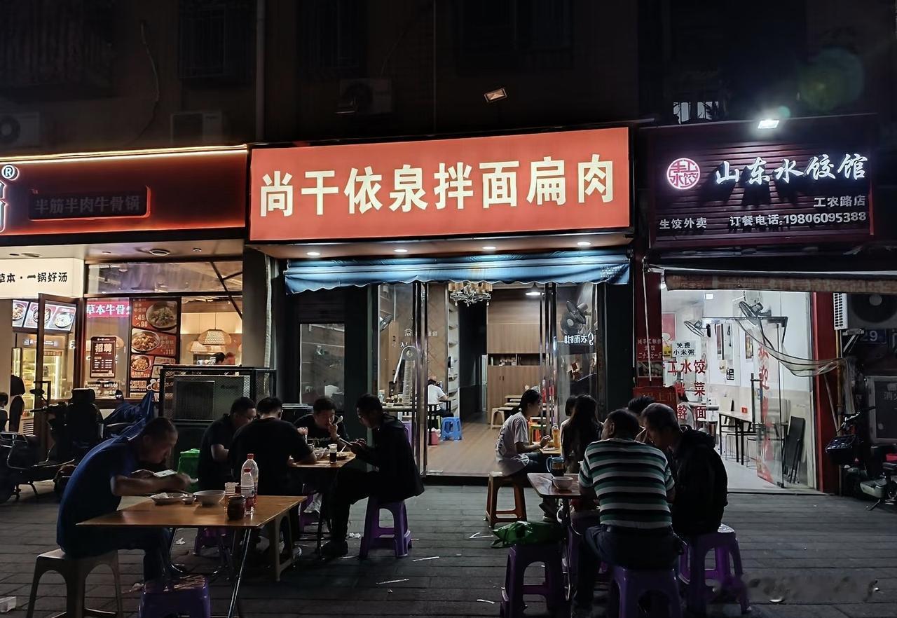 总爱来福州工农路、朝阳路一带闲逛。
先锋菜市场烟火袅袅，沿街几家老店更是不容错过