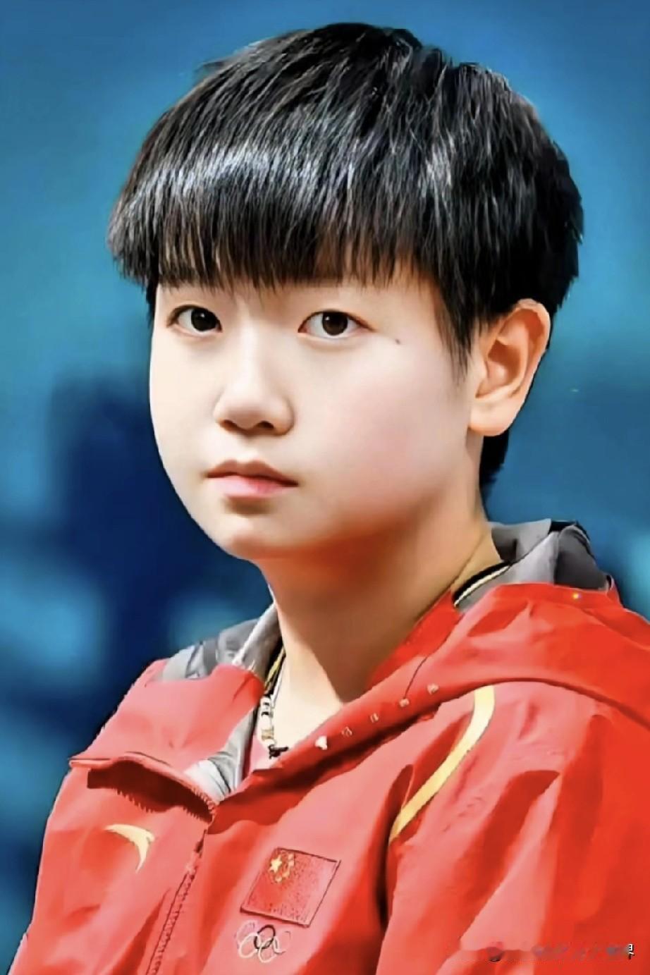 说真心话！孙颖莎长得算不上漂亮，矮矮胖胖的身材，严重不对称的溜肩驼背，圆圆肉肉的