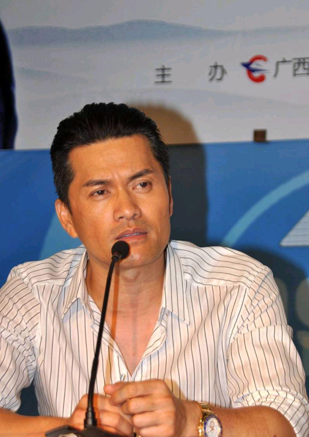 1996年，吕良伟正准备迎娶邝美云，本以为得先和周海媚办个离婚。谁知他去办手续时