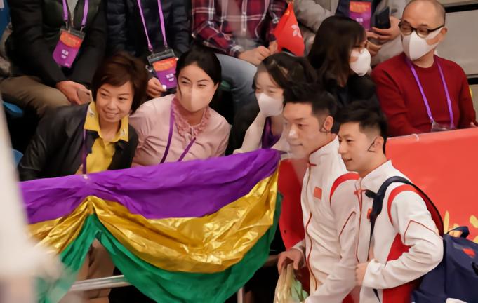 一张含金量十足的合影：

镜头中有女乒唯一的双圈大满贯得主张怡宁，也有男乒双圈大