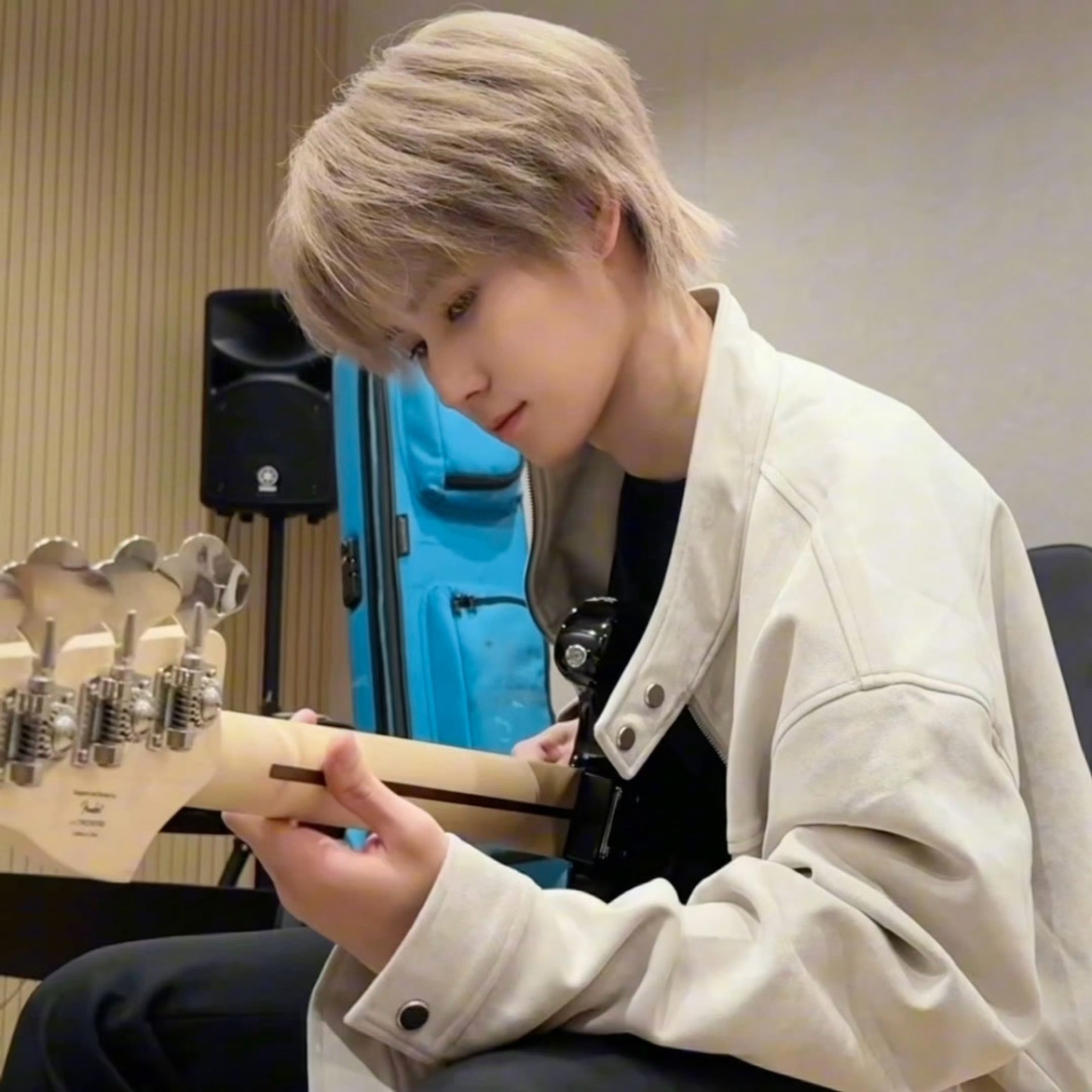 娱乐张真源学吉他晒照张真源学吉他 get新技能啦 