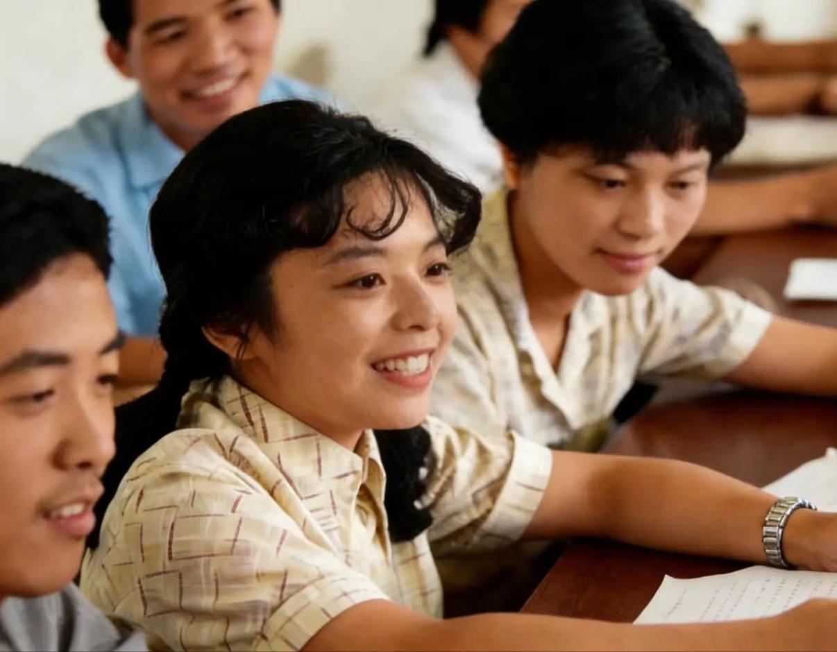 这位八十年代工作于苏州市丽华丝绸印染厂的青年女工将自己应得的十万遗产捐给了国家。