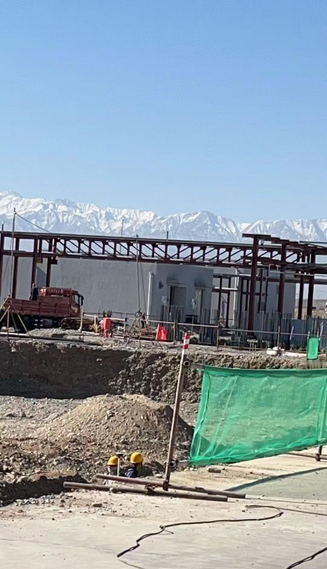 清晨裹袄御寒风，正午薄衫嫌日浓，嘉峪关这天气，一天过完冬与夏。