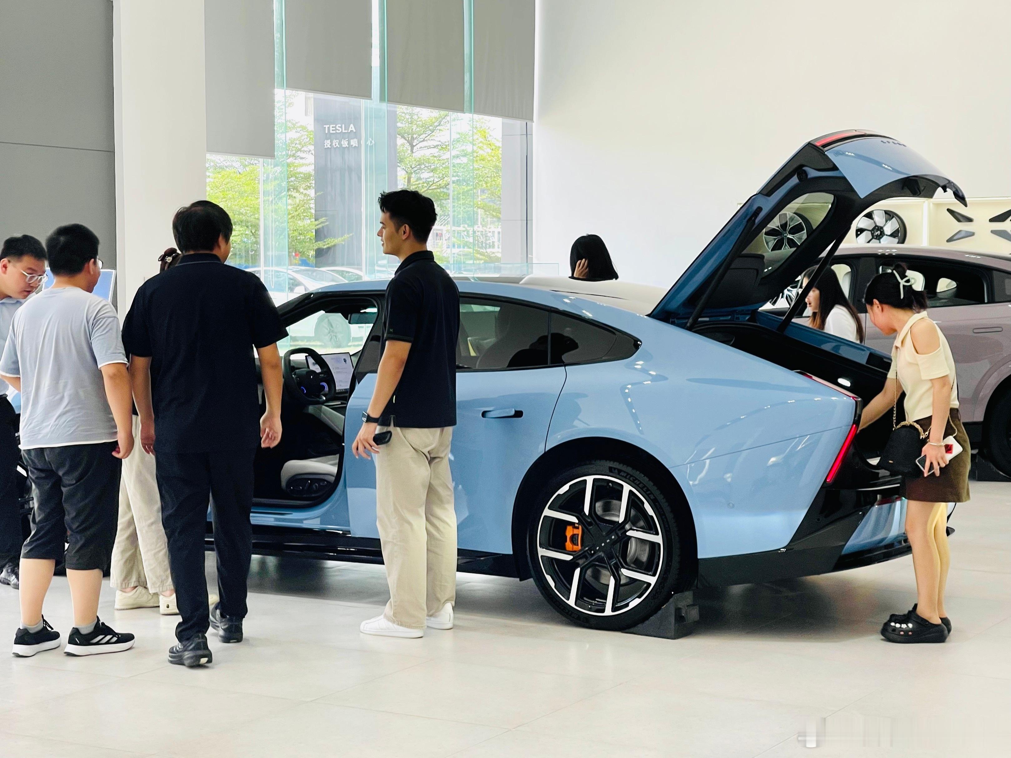 全新小鹏P7开启预售这个周末，小鹏门店人气超高！全新小鹏P7展车到店，吸引了超多