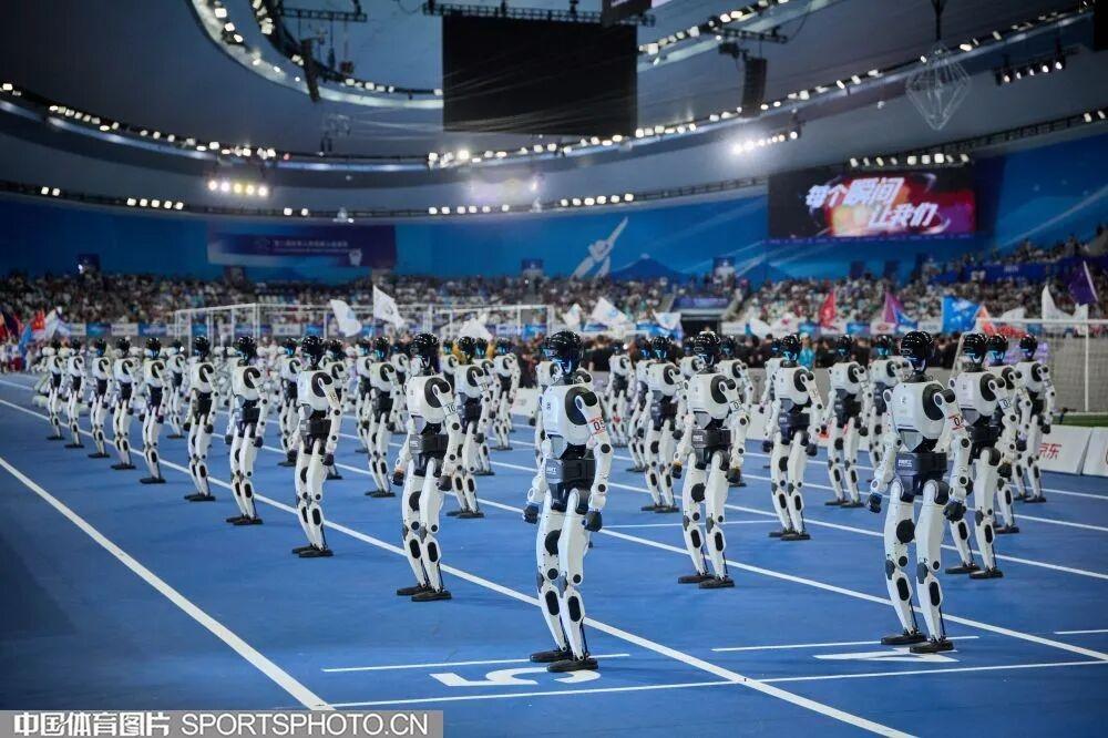 咋晚8月20央视五套体育频道直播：第二届世界机器人运动会在国家速滑馆开幕。

来