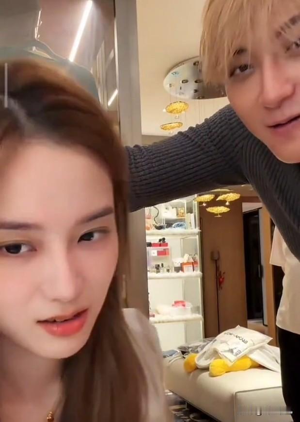黄子韬徐艺洋直播间扇巴掌游戏


黄子韬徐艺洋直播间剪刀石头布扇巴掌，谁输了挨巴