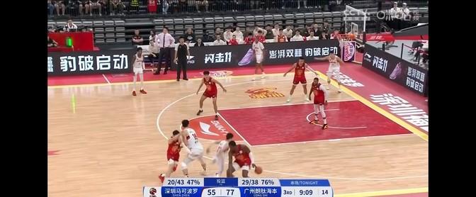 你看这球，郭艾伦一个漂亮的胯下运球，直接把深圳的外援雷吉·佩里晃得火冒三丈，结果