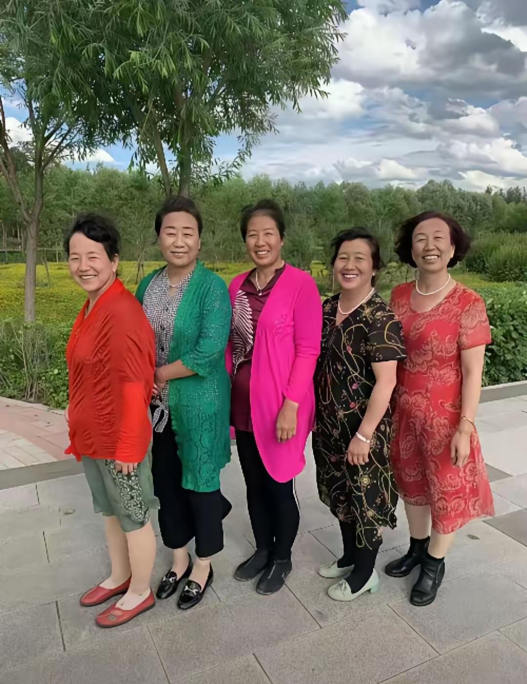 这几位大妈穿着俗气吗？我不觉得俗，岁数这么大了，自己喜欢啥就穿啥，不用在乎别人怎