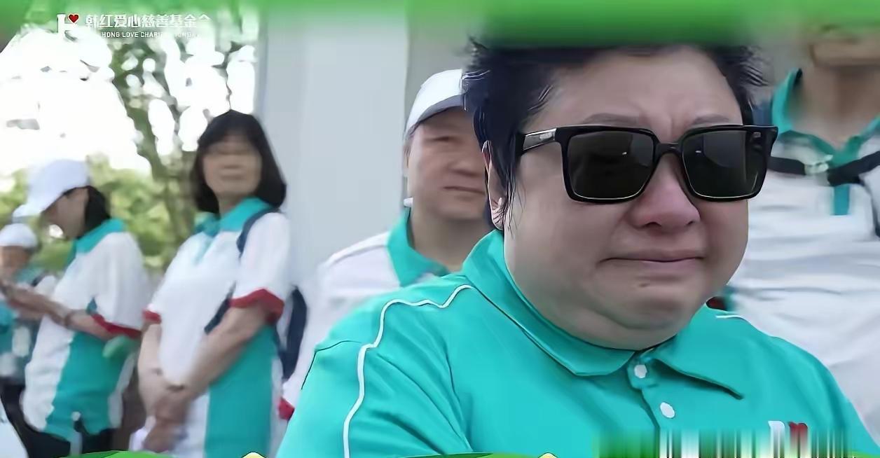 最近网友都在质疑，为啥韩红每次出行都要带一百多人？而且每次都是一把鼻涕一把泪，不