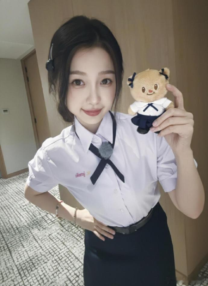 虞书欣姜暮吃草莓小卡 仿佛打开了这个冬天最甜美的画面了呀，看到虞书欣姜暮吃草莓小