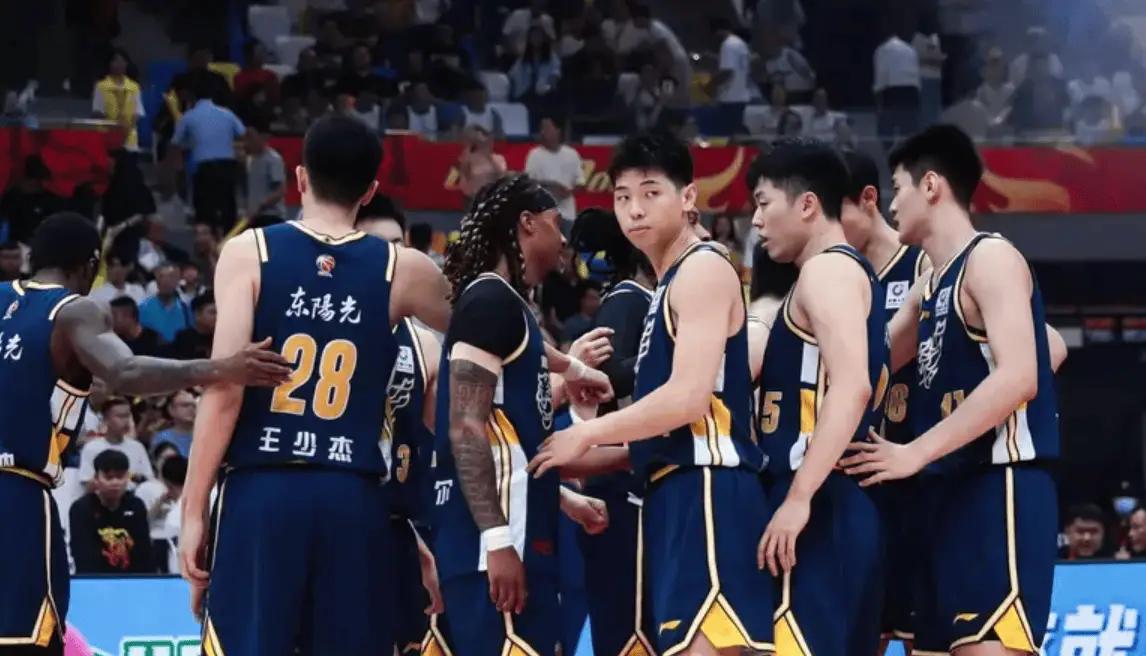 要么说，广东和北京两个队都经不起夸。一个他喵的开局被揍出个16比1，另外一个领先