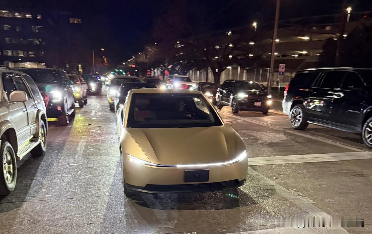 特斯拉Robotaxi在得克萨斯州首府奥斯汀已经开始无安全员的运营。
对，是运营